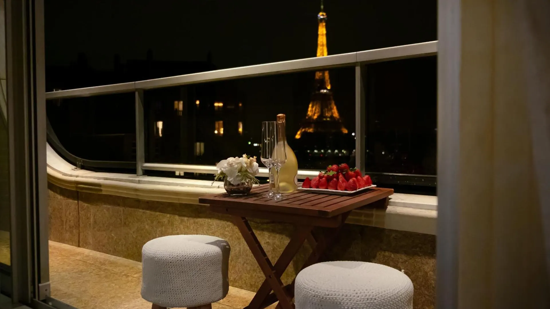 Les Amoureux De La Tour Eiffel Guest house