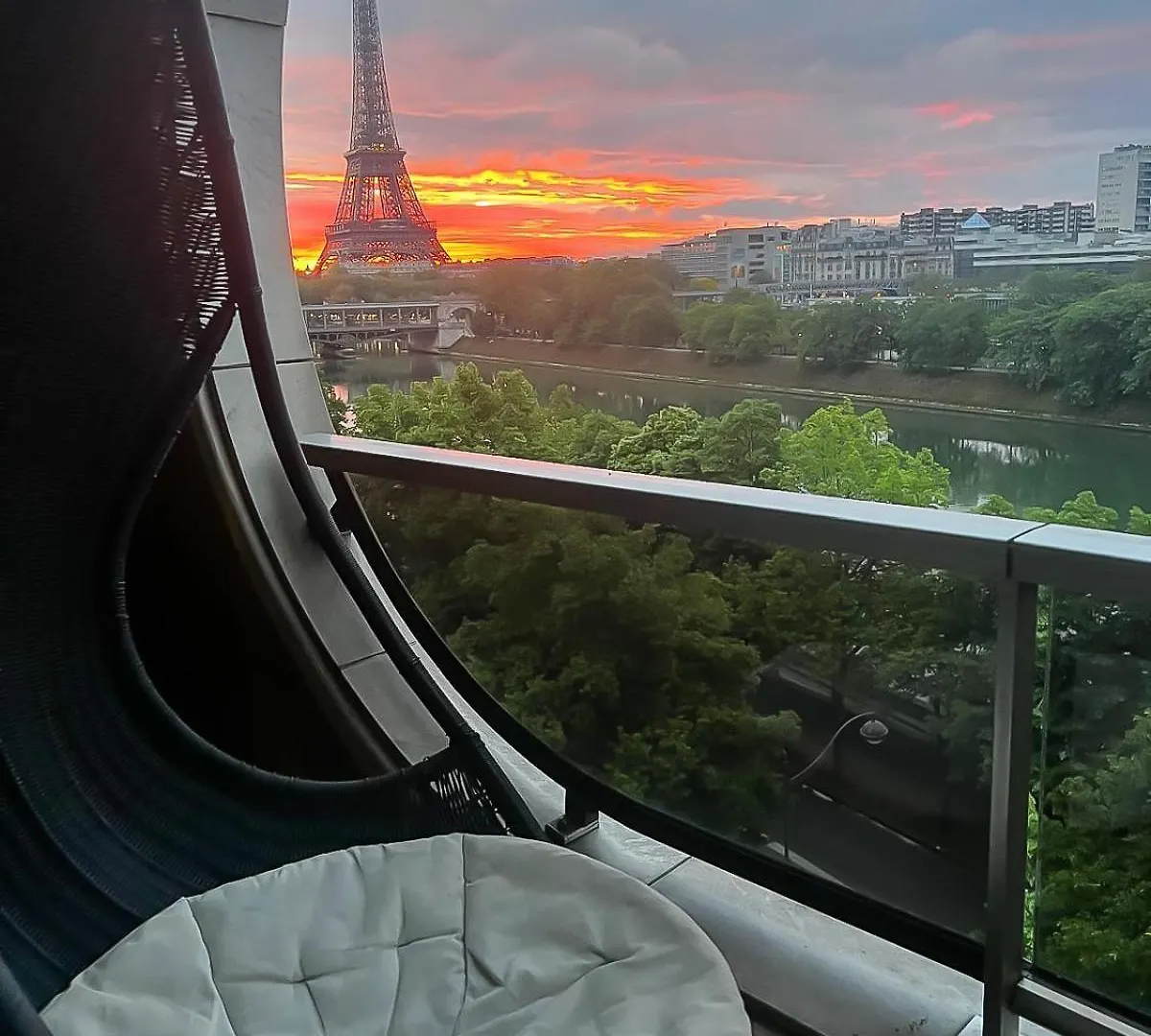 Les Amoureux De La Tour Eiffel * Paris