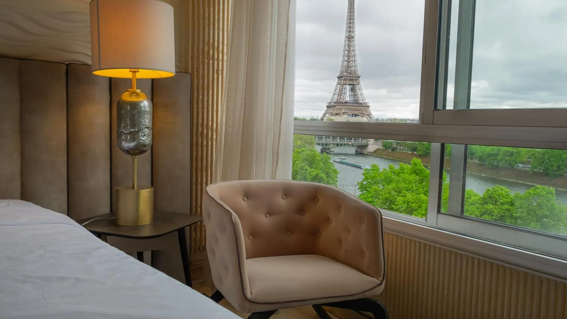 Les Amoureux De La Tour Eiffel * Parigi