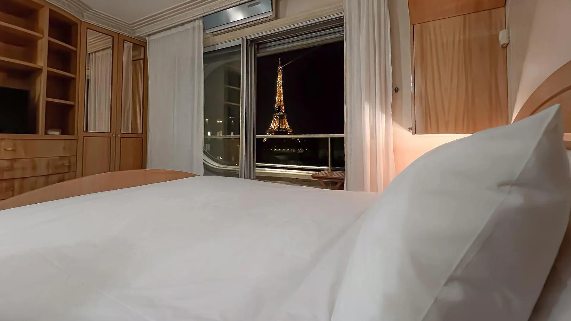 Les Amoureux De La Tour Eiffel Parigi